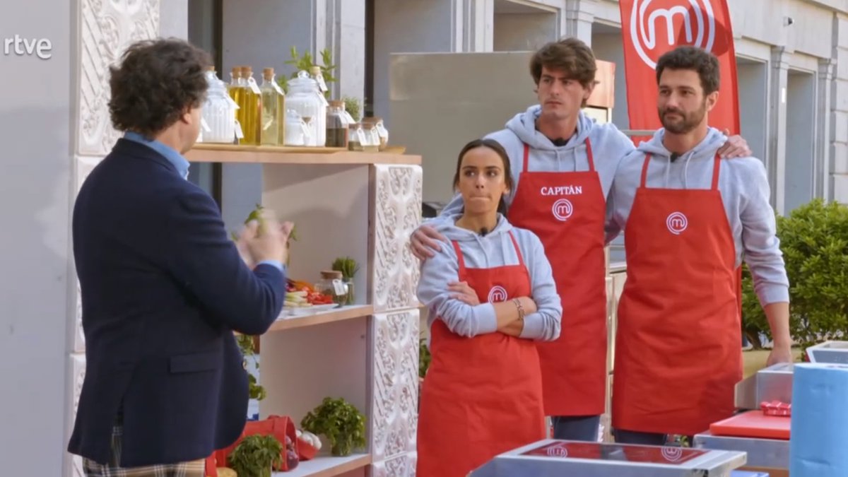 rtve's tweet photo. ¿Con qué equipo vais esta noche? #MasterChef 
Rojo 🔁
Azul ❤️ https://t.co/2EAR5QoYUj