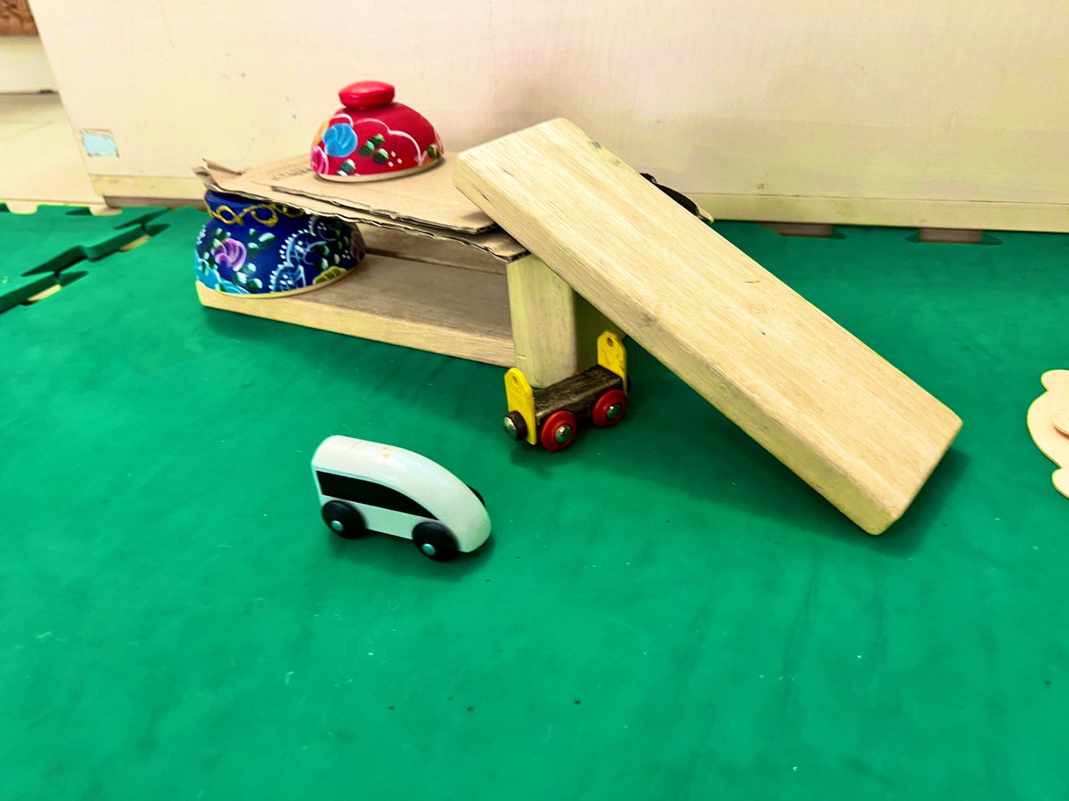 This structure was one of my favorites this year. They loved it so much that they assigned 2 Ss to stand guard during clean up time “to keep safe”. 

Always amazed by how respectful of creations they can be, especially when the idea to save it is theirs… #agency #voice #pyp 🛠️