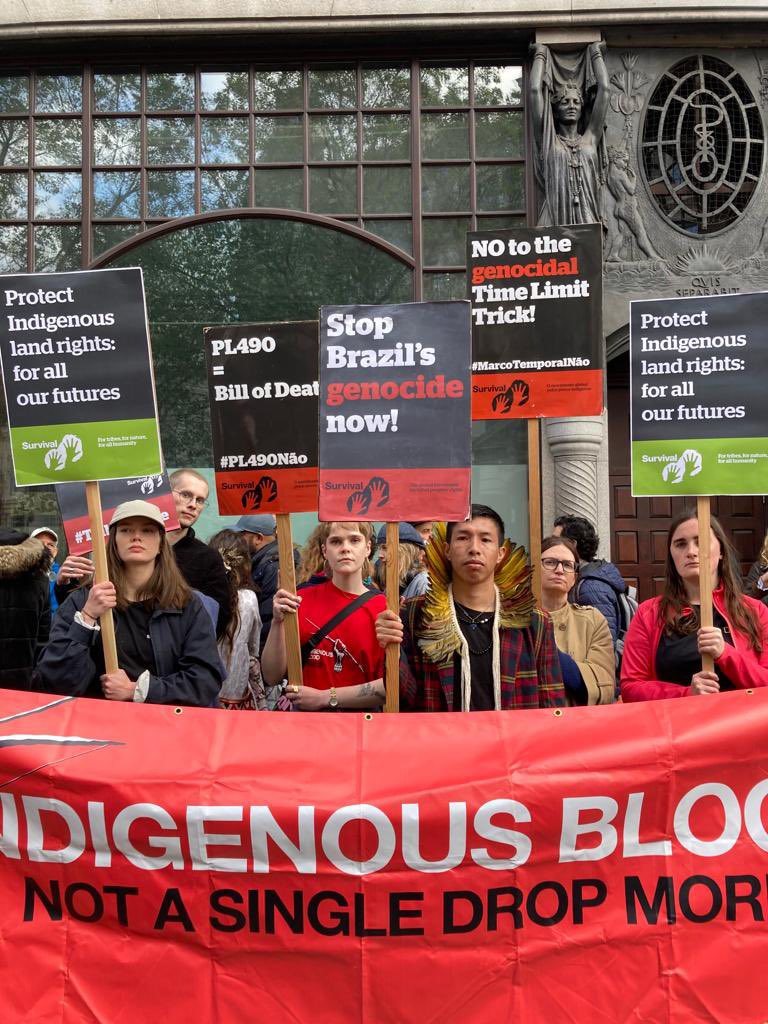 We’re outside the Brazilian embassy in London right now - protesting against the genocidal PL490 bill. It’s the biggest attack on Indigenous rights in decades. If passed, it’d deny Indigenous people their rights &amp; could allow forced contact with #UncontactedTribes.

#PL490Não