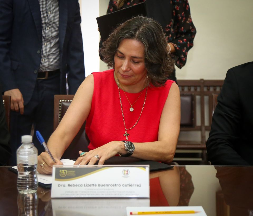 itaipbcs's tweet photo. El #ITAIBCS a través de la Comisionada Presidenta, Dra Rebeca Buenrostro asistió al Supremo Tribunal de Justicia del Estado de Jalisco para firmar el acuerdo como testigo del convenio para compartir el software Eliminador de Datos #ELIDA que desarrolló el #STJEJ. https://t.co/B0lCSAGyZk
