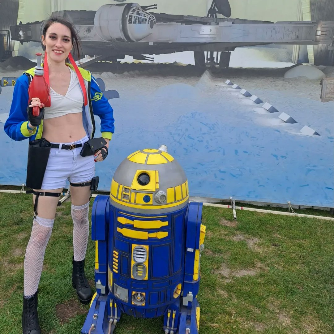 CrazyMCRAngel's tweet photo. ✨"Blast off to Galactic Zone for otherworldly thrills!"✨
Nuka Girl crossed galaxies to find these Star Wars characters, and found a Vault Tec Droid! @great_con
📢 Follow my IG for tags!!!
#gycomiccon #gycomiccon2023 #starwars #nukagirl #mando2hire #droids #stormtropper https://t.co/yoiIc2S93X