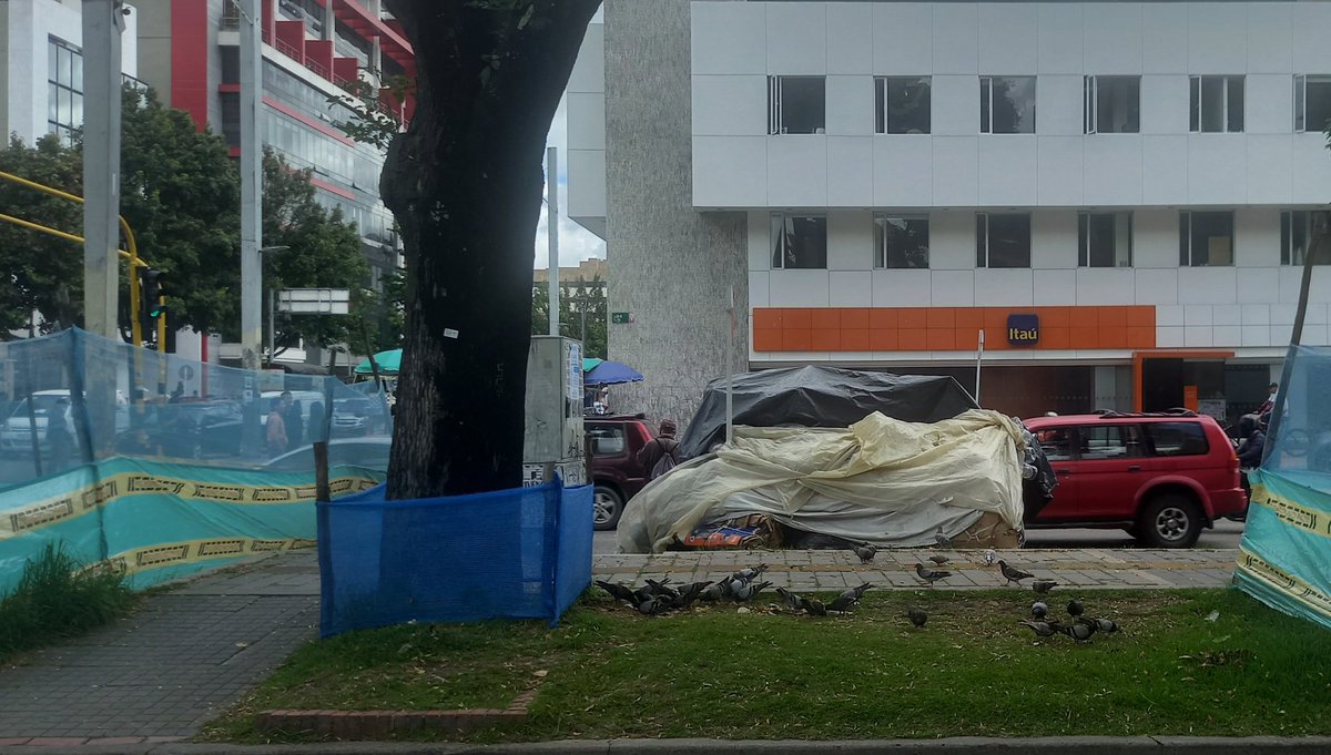 AdrianaxFallaLl's tweet photo. Acaban de terminar nuevos andenes, para que se instale un reciclador en pleno espacio público 😡 por favor intervenir @DadepBogota @Ambientebogota @AlcaldChapinero @Bogota @DanielSamperO https://t.co/w6Ma3aO1Sh