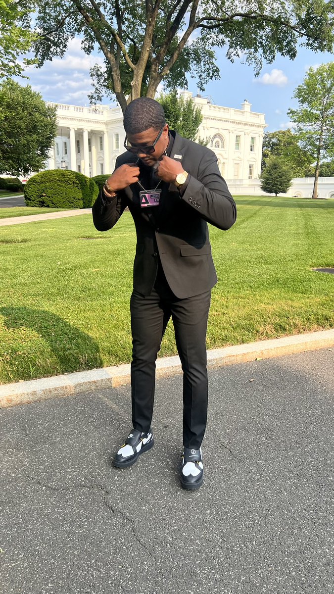 “Boy from the hood but got White House clearance” ~ HOV 

Thank you to my Friends at @Dillards for taking care of the fit.
#MrSuitsAndSneakers 
#ChiefsKingdom #TheWhiteHouse