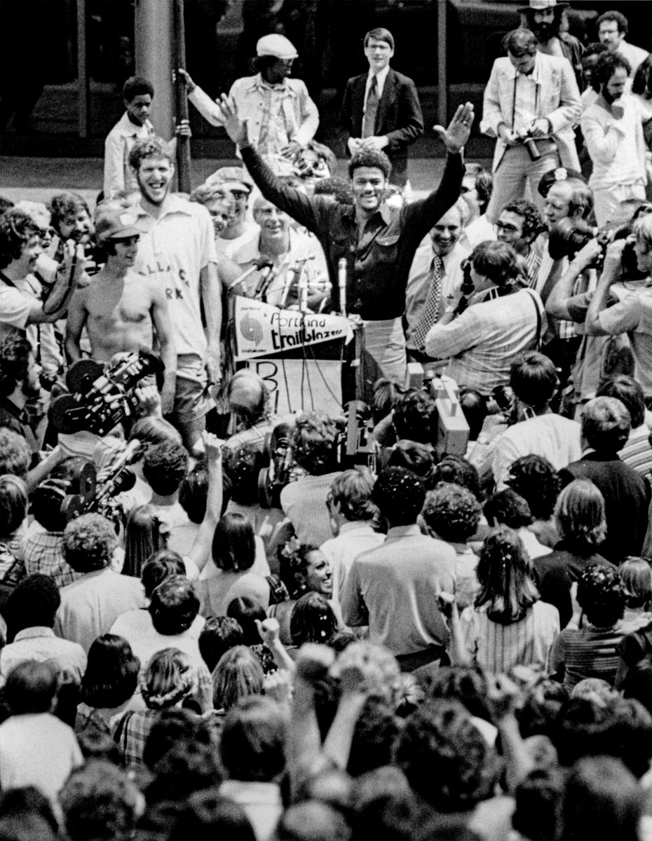 trailblazers's tweet photo. June 6, 1977 - #RipCity celebrates Portland's NBA Championship 🏆 https://t.co/Wl9UJNWd1Y