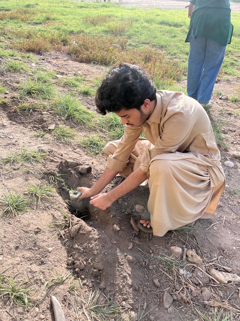MustafaTalpur7's tweet photo. Proud to share the incredible journey of PakSarZameen Hyderabad Chapter! Together, we planted 1000 saplings, championed innovative solutions like Eco-bricks, and celebrated #WorldEnvironmentDay2023. Let's continue our mission for a greener, sustainable future! #BeatThePlastic https://t.co/Vjw7oaBl9H