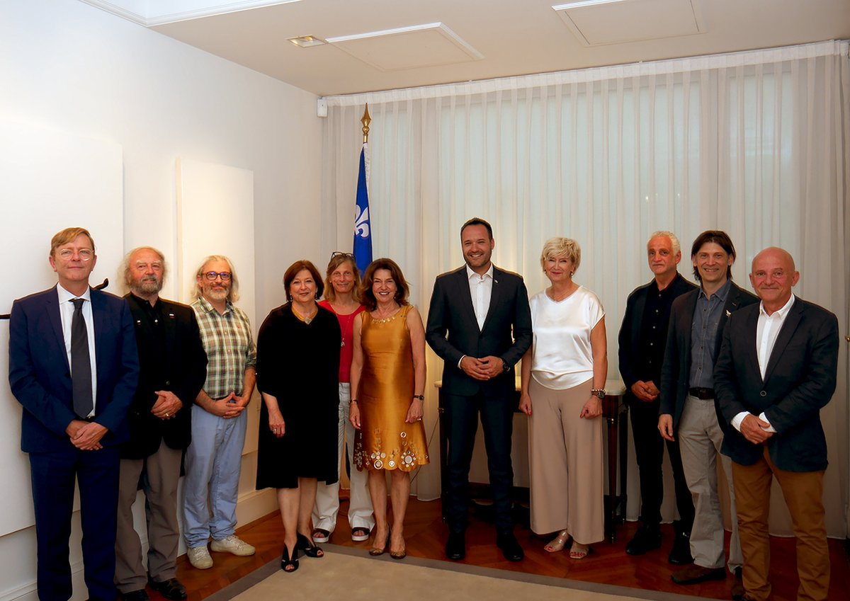 mboisvert_dg's tweet image. Heureuse de rassembler le ministre @lacombemathieu et les partenaires 🇫🇷 qui valorisent la culture québécoise.
Le #Québec, nation mise à l’honneur par @ateliersdart à @revelationsfair, partage l’engagement à promouvoir la diversité des expressions culturelles.