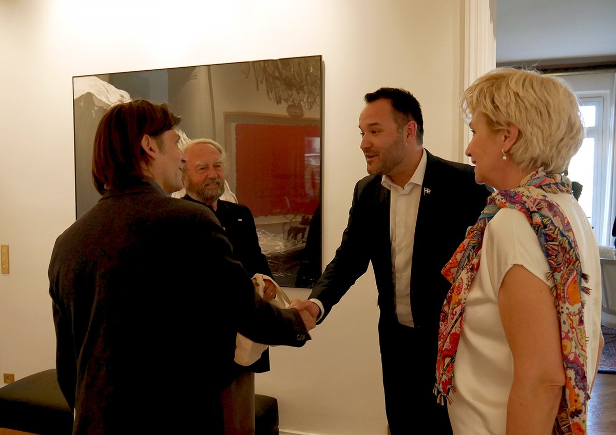 mboisvert_dg's tweet image. Heureuse de rassembler le ministre @lacombemathieu et les partenaires 🇫🇷 qui valorisent la culture québécoise.
Le #Québec, nation mise à l’honneur par @ateliersdart à @revelationsfair, partage l’engagement à promouvoir la diversité des expressions culturelles.