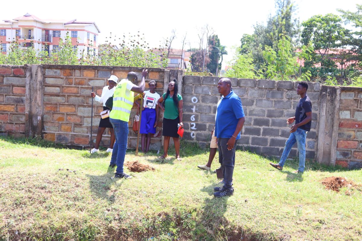 #KisumuGreeningInitiative
Preparations for the upcoming greening Activity along Kachok Corridor and Nyongo Botanical Park on 10th June climaxed today with the digging of the tree holes by Volunteers from the partnering grassroot Organizations
#ZeroWaste
@KisumuCountyKE