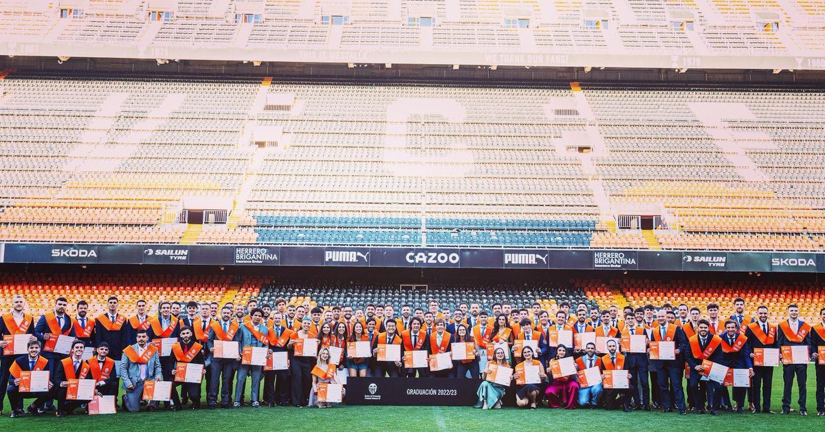 esbs_sport's tweet image. ¡Enhorabuena graduados!
Terminamos un curso académico especial, lleno de viajes, experiencias, experiencias y por supuesto, con muchos amigos para el futuro.

P.D.: 4 fotos para resumir algo tan especial es quedarse corto. 

#esbsMISM
#esbsgraduation2023
#mbavalenciacf