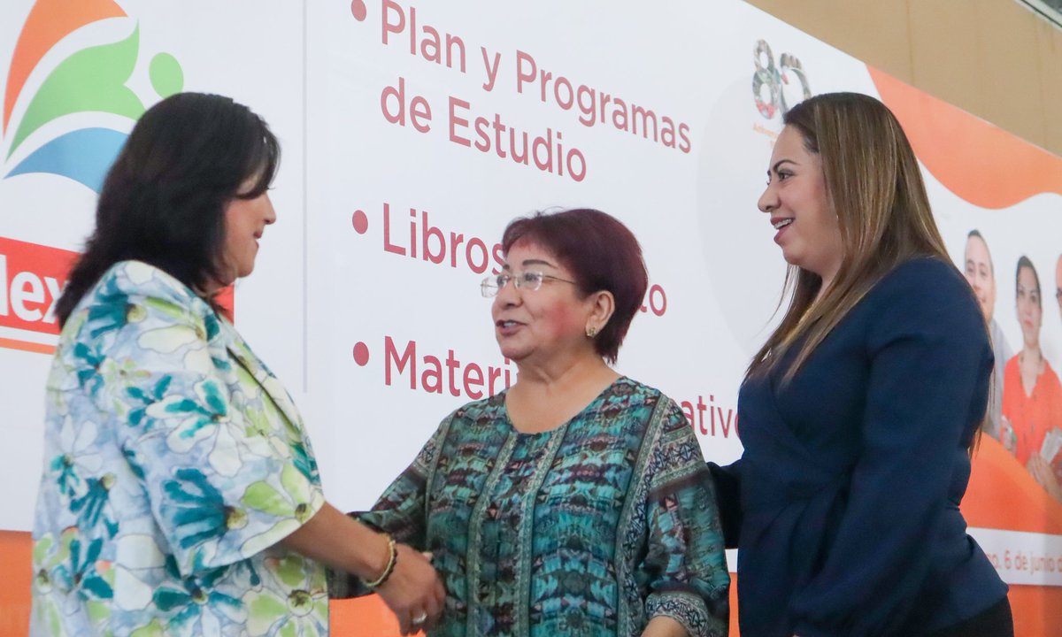 SugheyTorresR's tweet photo. El fomento de educar con valor y corazón es trabajo de todos, si nos unimos, se pueden lograr mejores cosas.

En representación del @CongresoDurango, asistí al Foro "La nueva escuela mexicana" organizada por el #SNTE44.

Seguimos trabajando #CuentanConmigo. https://t.co/6pHEPrTzaK