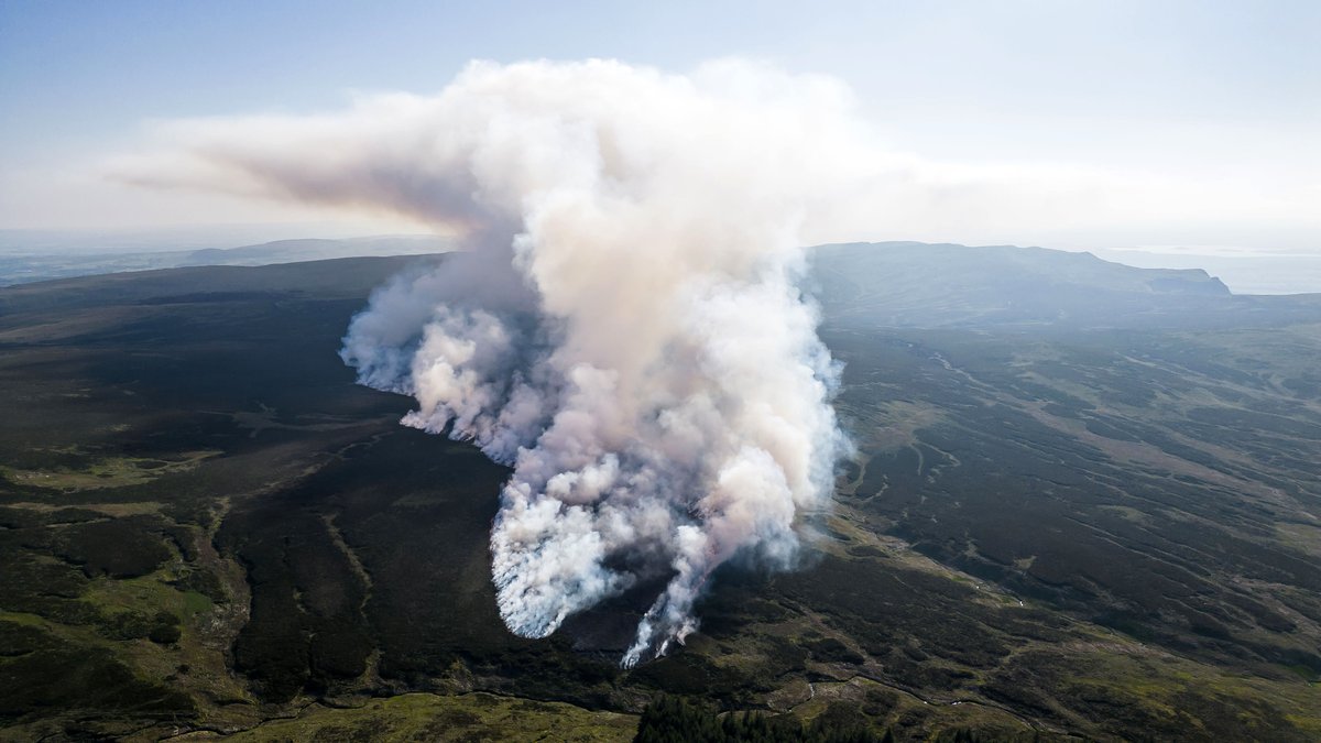 theroddyscott's tweet photo. Wildfire in the Campsie Fells, Stirlingshire @STVNews @BBCScotlandNews @DJIGlobal  #fire #wildfire #scotland #news https://t.co/P6YzPIfOZ5