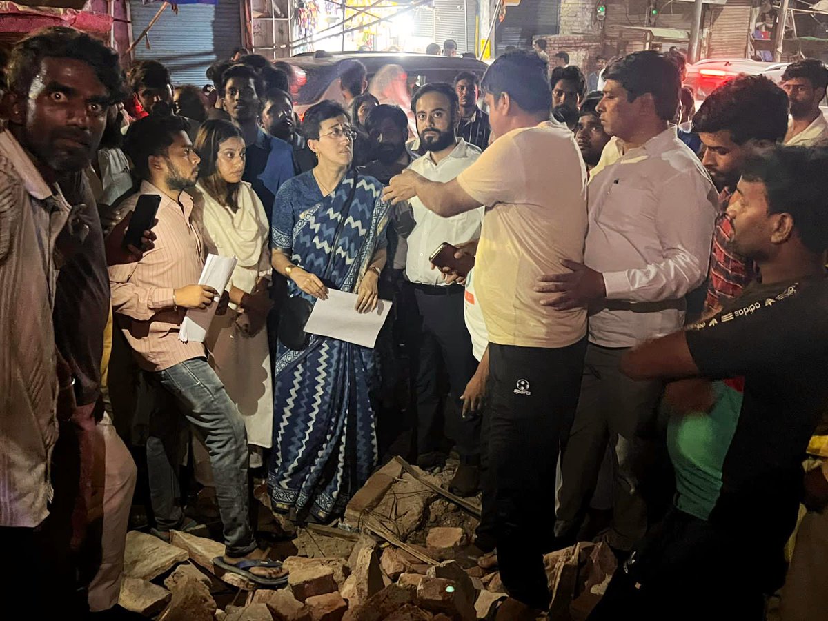 AtishiAAP's tweet photo. BJP ने एक बार फिर विश्वासघात किया। 

अपने चुनावी जुमले ‘जहां झुग्गी, वहाँ मकान’ को तो पूरा न कर सके, लेकिन भूमिहीन कैम्प, कालकाजी में DDA के bulldozer चलाकर गरीबो के घर जरूर उजाड़ दिए। 

देर रात यहाँ जनता से बात करने, उनका साथ देने आई हूँ। पानी बिजली का इंतज़ाम कर रहे हैं। सुबह कोर्ट में केस फाइल करेंगे। गरीबों के हक की लड़ाई में हम उनके साथ है।