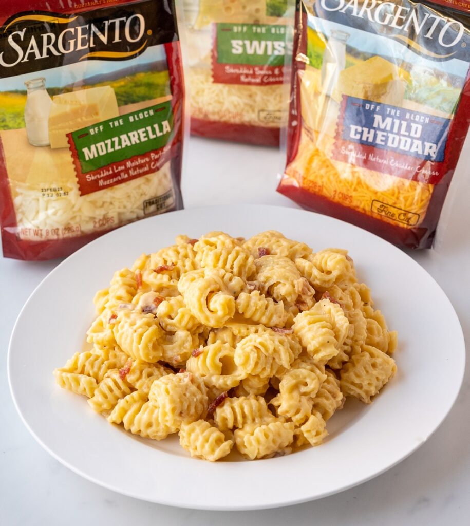 A3. Spice up your sides with Stove-Top Bacon Mac and Cheese! 🧀🥓Made with <a href="/SargentoCheese/">SargentoCheese</a> Shredded Swiss Natural Cheese and packed with bacon, it's the ultimate summer side dish that'll have everyone coming back for seconds! bit.ly/3gZMT3h#JuneDa…