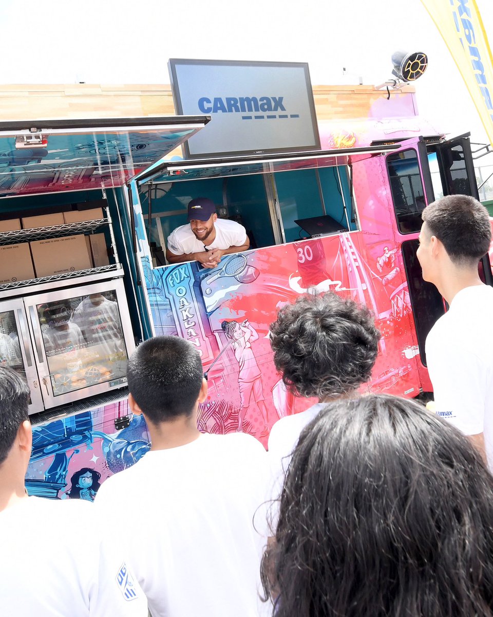 StephenCurry30's tweet photo. Amazing vibes in The Town with @carmax, Eat. Learn. Play and their youth development partner Oakland Genesis!! Had a blast on the field with our incredible @eatlearnplay bus, giving out books, meals and having fun all at the same time 🚌🙌🏽 #CarMaxPartner https://t.co/D8C6IY6bRr