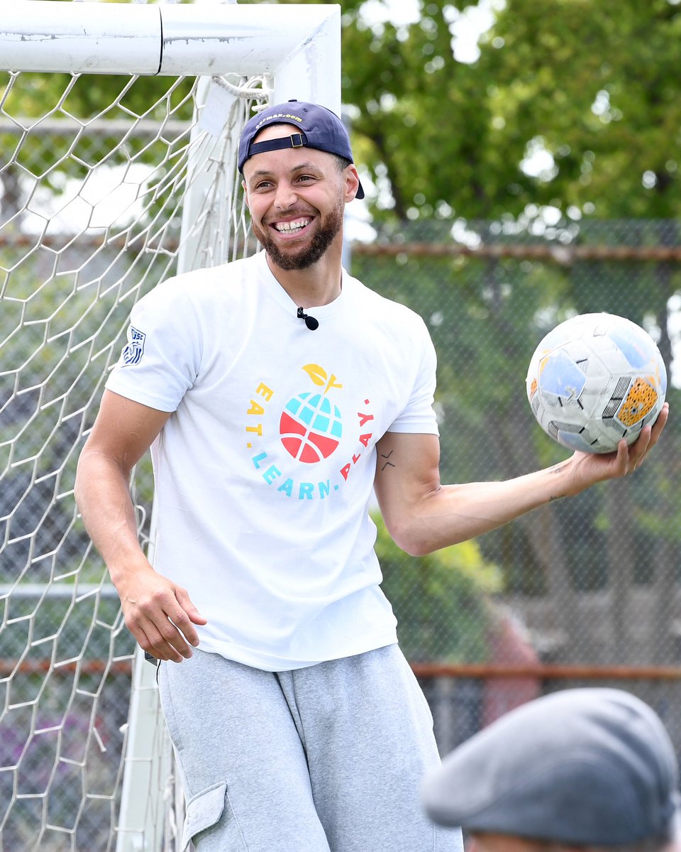 StephenCurry30's tweet photo. Amazing vibes in The Town with @carmax, Eat. Learn. Play and their youth development partner Oakland Genesis!! Had a blast on the field with our incredible @eatlearnplay bus, giving out books, meals and having fun all at the same time 🚌🙌🏽 #CarMaxPartner https://t.co/D8C6IY6bRr