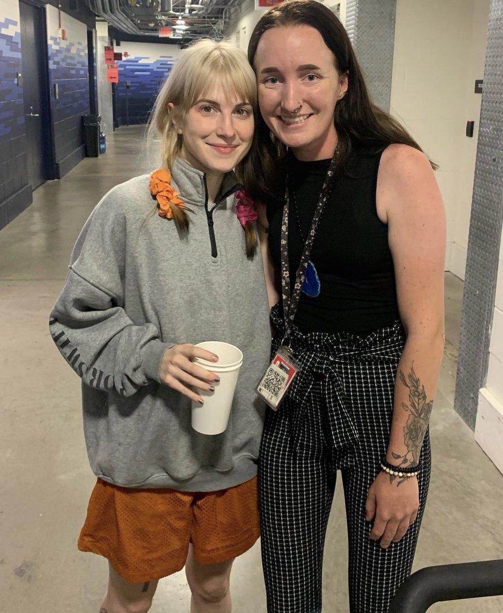 📷| Hayley Williams spotted in the #TSTheErasTour Quarter Zip-Up! 💜