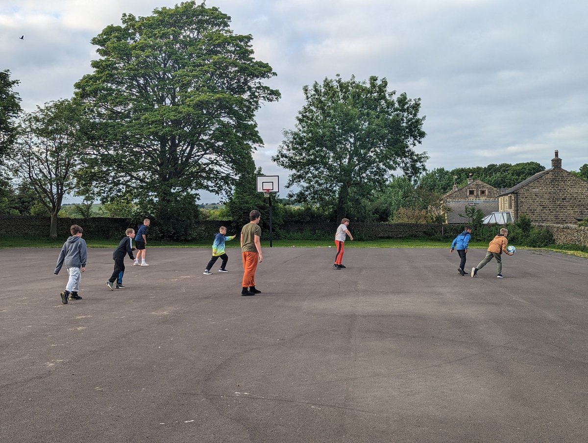 QuayAcademy's tweet photo. We're having some down time tonight. A good old fashioned play in the park! #parklife #kidsbeingkids #techfreezone @QuayPrincipal @QuayVP @Dret_Enrichment https://t.co/UwvPpBI7zh