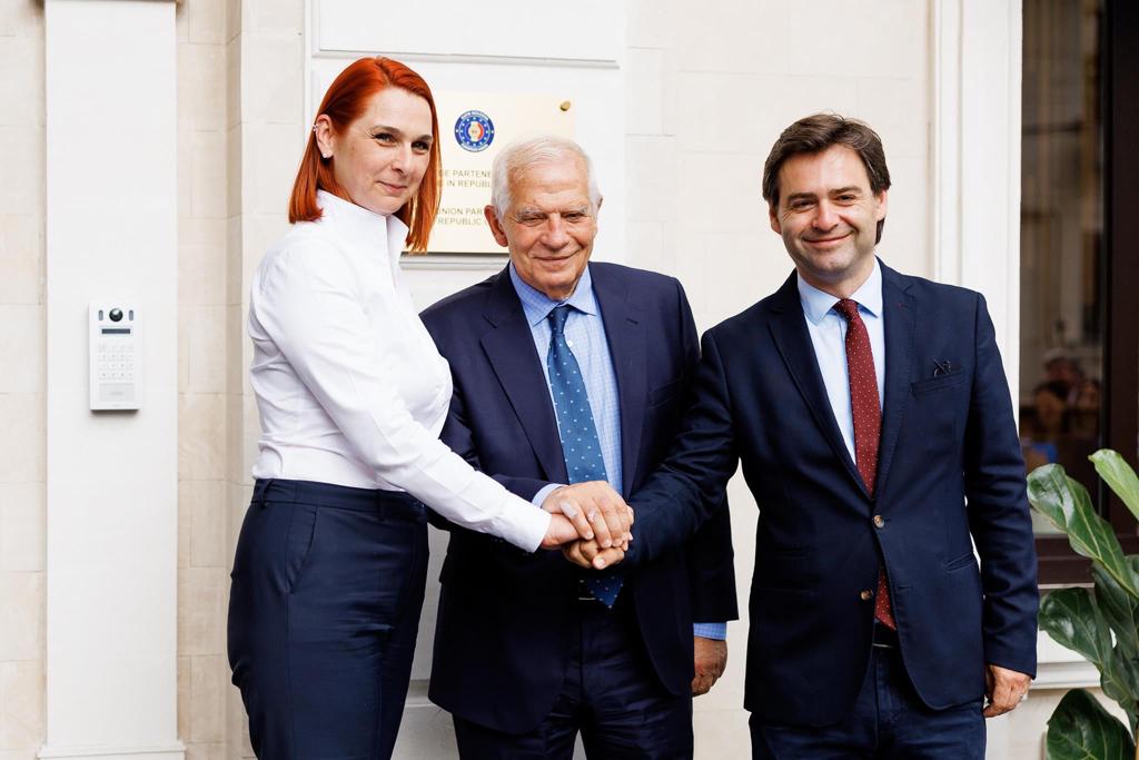 Ana Revenco (@revencoana) on Twitter photo The newly launched EU Partnership Mission is already working at total capacity and helping Moldova demonstrate its capabilities in protecting the security belt in the East of the European continent.
Thank you for the trust <a href="/JosepBorrellF/">Josep Borrell Fontelles</a> <a href="/eu_eeas/">European External Action Service - EEAS 🇪🇺</a> The newly launched EU Partnership Mission is already working at total capacity and helping Moldova demonstrate its capabilities in protecting the security belt in the East of the European continent.
Thank you for the trust <a href="/JosepBorrellF/">Josep Borrell Fontelles</a> <a href="/eu_eeas/">European External Action Service - EEAS 🇪🇺</a>