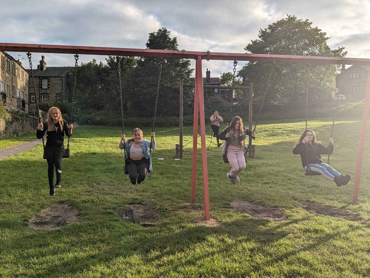 QuayAcademy's tweet photo. We're having some down time tonight. A good old fashioned play in the park! #parklife #kidsbeingkids #techfreezone @QuayPrincipal @QuayVP @Dret_Enrichment https://t.co/UwvPpBI7zh