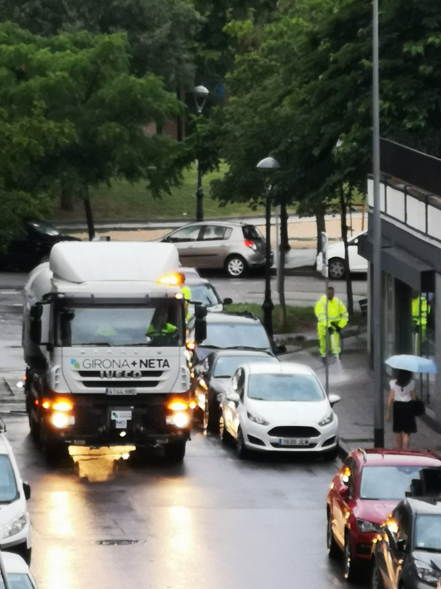 neusrosam's tweet photo. @girona_cat @GironaNeta perquè quan plou passeu netejant el carrer amb aigua? https://t.co/p3r5FD1bD5