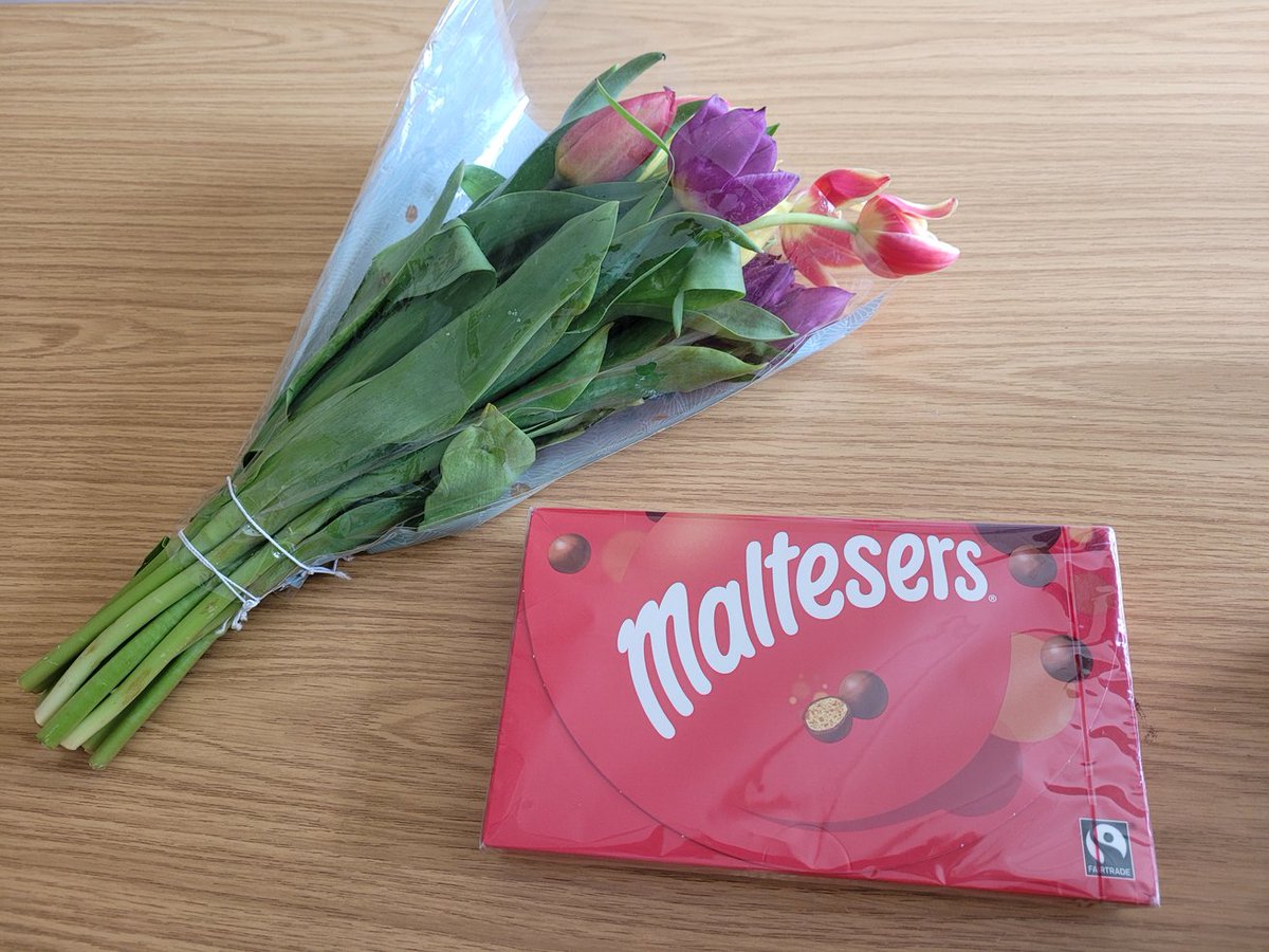 Very touched to receive these lovely gifts from one of my students this afternoon. Definitely brightened my day. 😁
