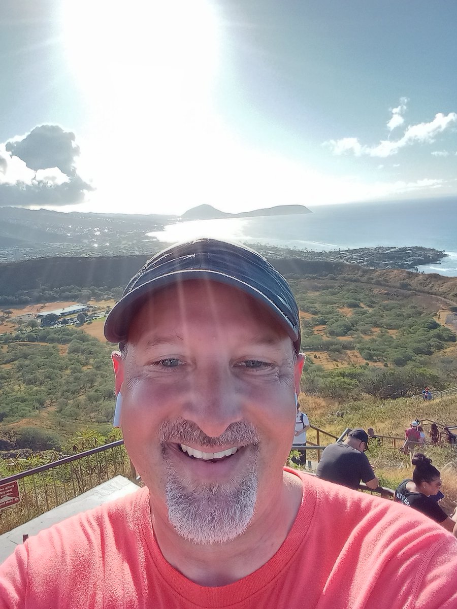 A beautiful morning for a run to the top of Diamond Head & along the Waikiki beach. #Runcation #LTXC