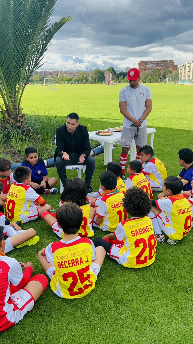 leocaste22's tweet photo. Una linda charla con las futuras generaciones 🦁🇮🇩 https://t.co/dXzjqanp7B