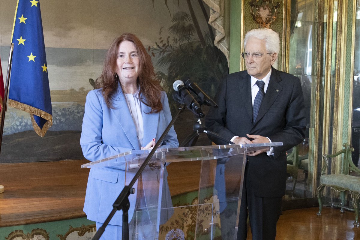 Quirinale's tweet photo. il Presidente #Mattarella ha incontrato all’ambasciata italiana i giovani diplomatici italiani e francesi riuniti a Parigi nell’ambito degli scambi previsti dal Trattato del Quirinale 🇮🇹 🇫🇷 

Il video dell’intervento: https://t.co/6MAvDn0xJB https://t.co/mXXkUAKhnb