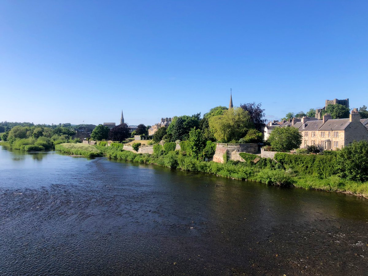 Day 2: Hawick! Selkirk! Melrose! Dryburgh! Kelso! All looking braw in the sun from the saddle. And after a knee-knackering 110km, it’s time for a well deserved pint! @HereScotland @VisitScotland #ScotlandStartsHere