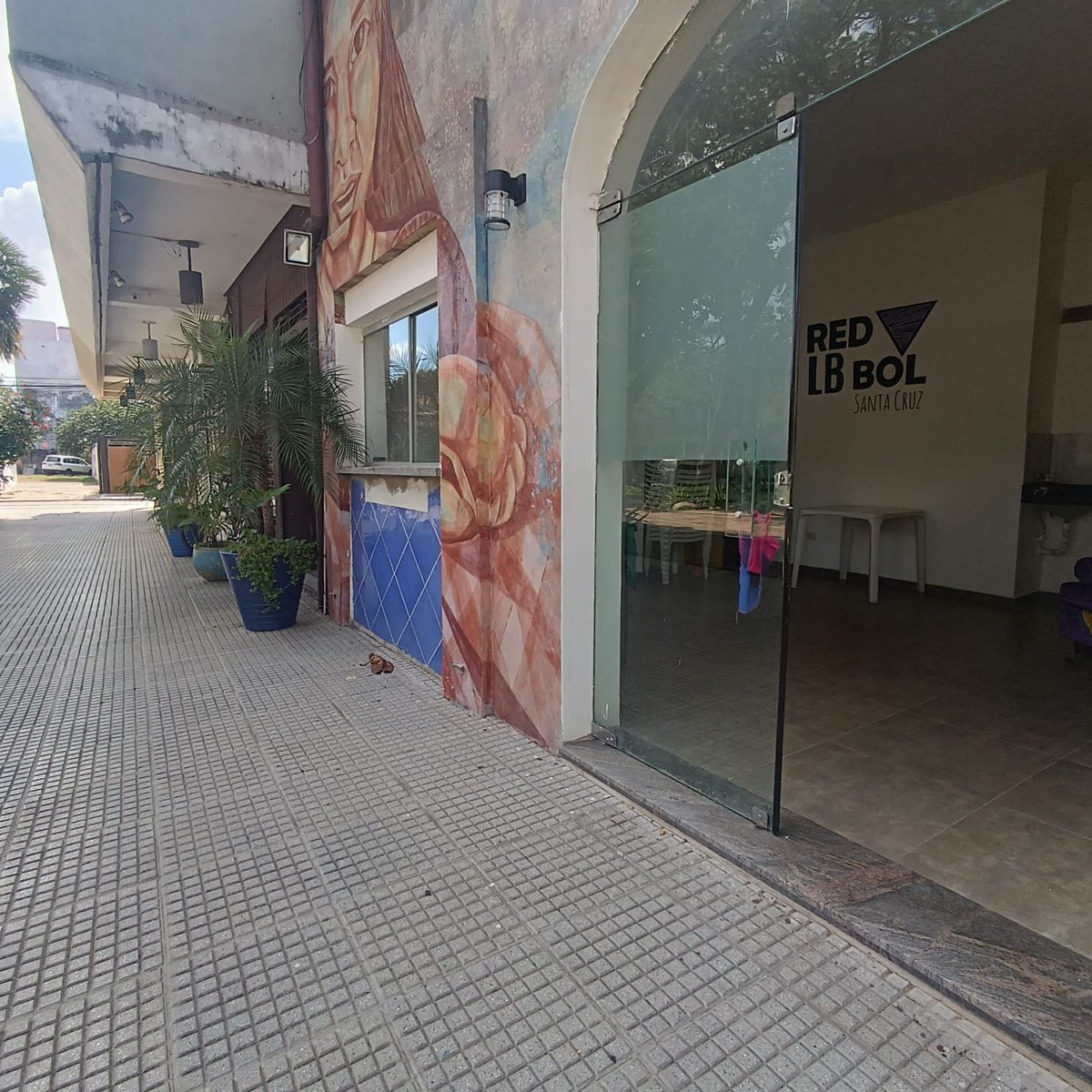 RedLesbianas's tweet photo. Denunciamos el ataque a nuestra oficina en Santa Cruz. 
El fin de semana pasado hemos recibido un ataque en nuestra oficina de P Callejas. Han forzado la puerta y se han llevado varios equipos que teníamos para el trabajo, además de los libros de la librería @tijeraseditoras https://t.co/5KPKBjkRAt