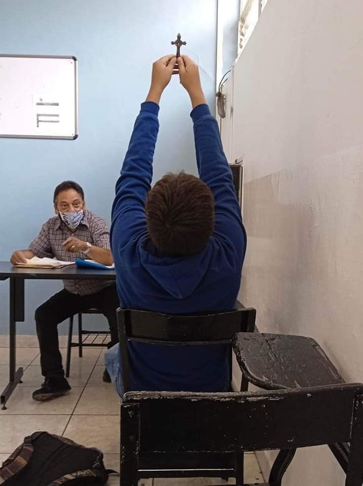 jmvvelasquez's tweet image. El hijo de Toreto en un examen en #FastXI, ya con pelo liso y chele 🤣 .... 1% de conocimiento y 99% de fe