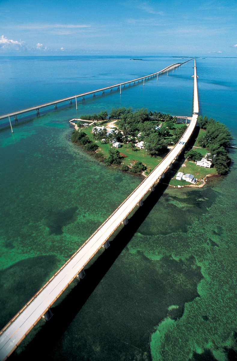 The Seven Mile Bridge is in the Florida Keys in #Florida, connecting Knight's Key in the Middle Keys to Little Duck Key in the Lower Keys.
It was among the longest bridges in existence when it was built.
🤔 en.wikipedia.org/wiki/Seven_Mil…
😍
#travelUSA🇺🇸 #VisitFlorida The Sunshine State
