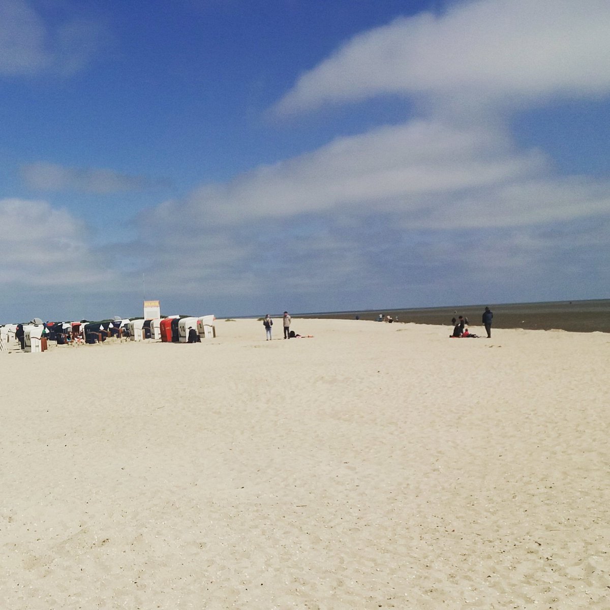 Niederlandeblog's tweet photo. endlich am #Strand 💙 https://t.co/xWLiqbXfH8 https://t.co/VGvyLrlJa7