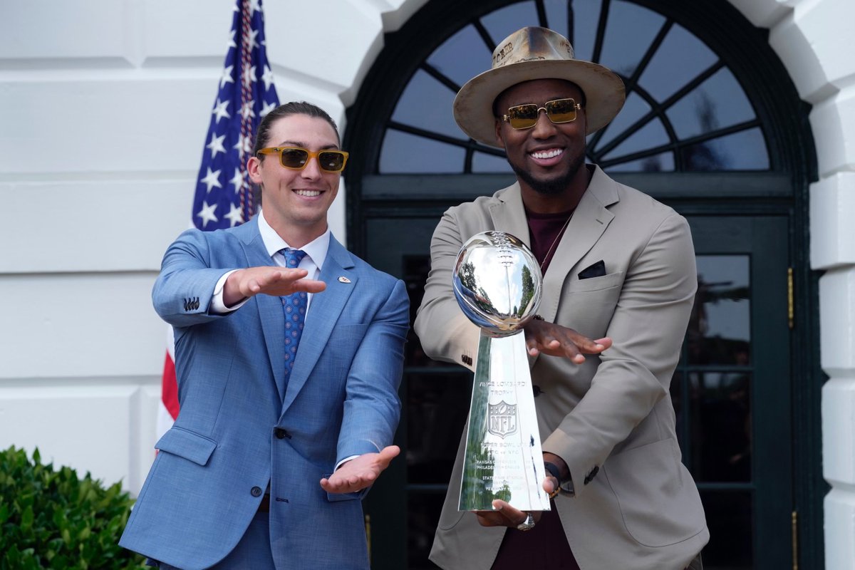 A couple Super Bowl winning Gators at the White House! 🐊🏆 #GoGators | #GatorMade
