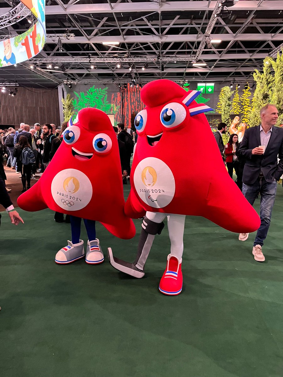 From the bustling streets of New York City to the picturesque boulevards of #paris, every step we took was enriched by the warmth and support we received from the people we encountered. Here’s a quick recount of trip to Paris to attend the #salesforceworldtour.