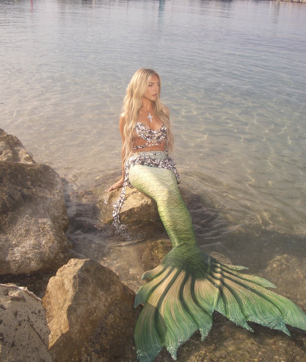 AnaMenaMusic's tweet photo. ACQUAMARINA ft @THEREALGUE fuori il 14.6 🇮🇹🧜🏼‍♀️🌊
https://t.co/SbuS9QR6co https://t.co/77gVApShae