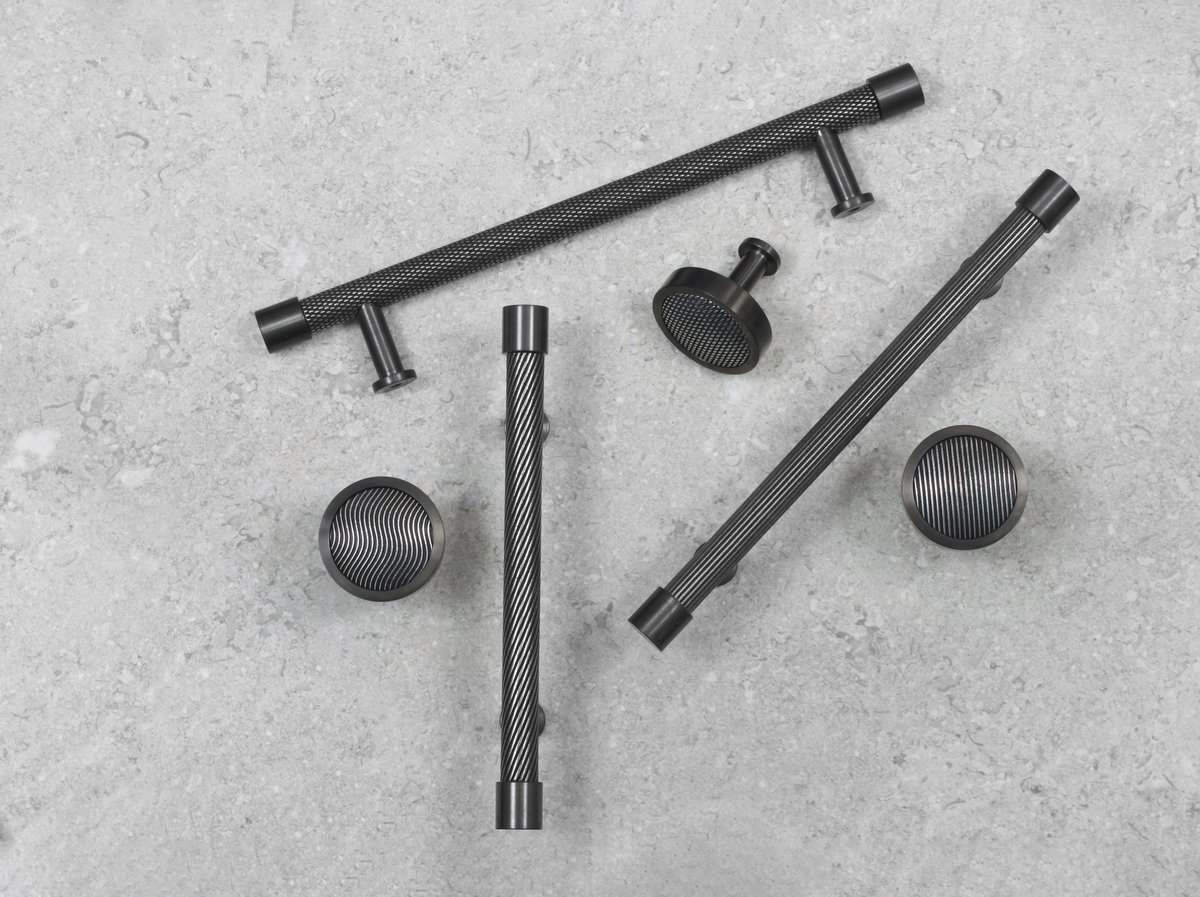 Graphite by immix ✨

Oozing luxury and style, Graphite offers a dark grey finish with blue and purple undertones to beautifully complement the mid silver hues of pewter. 

Shop the collection here: finessedesign.com/immix/