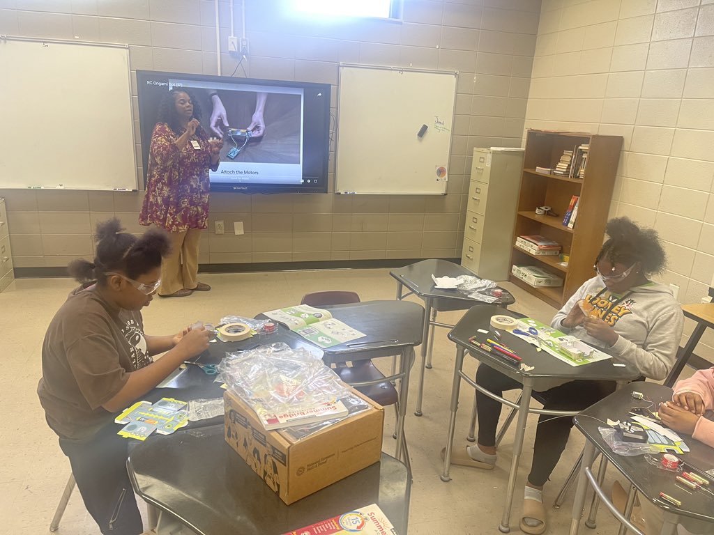 MiddleHudson's tweet photo. Terrific Tuesday ‼️✨
Our BCSD Before and After School Program
21st CCLC Summer Camp U2U students had a blast creating Origami Bots today! We are off to a fun and engaging start at our Ballard Hudson Site! #BCSD #BHMS #Built4Bibb #RespectTheRoar #InventionProject https://t.co/wOTlbXv5XM