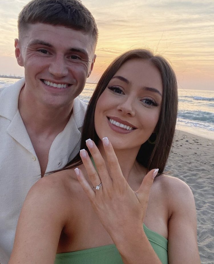 Congratulations to Harvey Saunders and his fiancé on their engagement 💙

@HarveySaunder10 

#TRFC #SWA