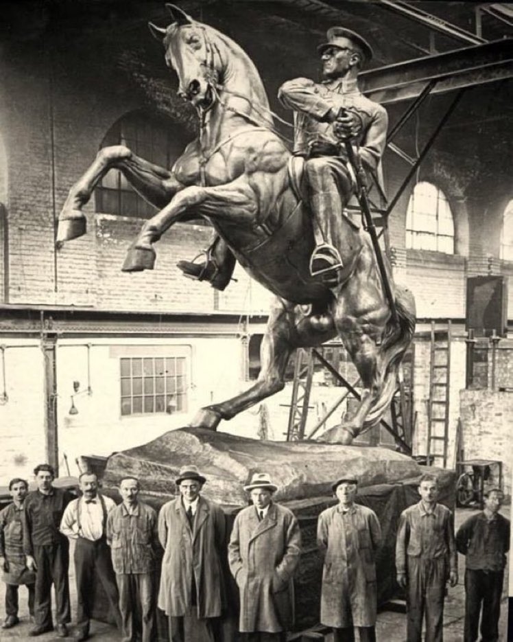 1931, Avusturyalı heykeltıraş Heinrich Krippel tarafından Viyana'da yapıldıktan sonra Samsun'a dikilen “Onur Anıtı”.