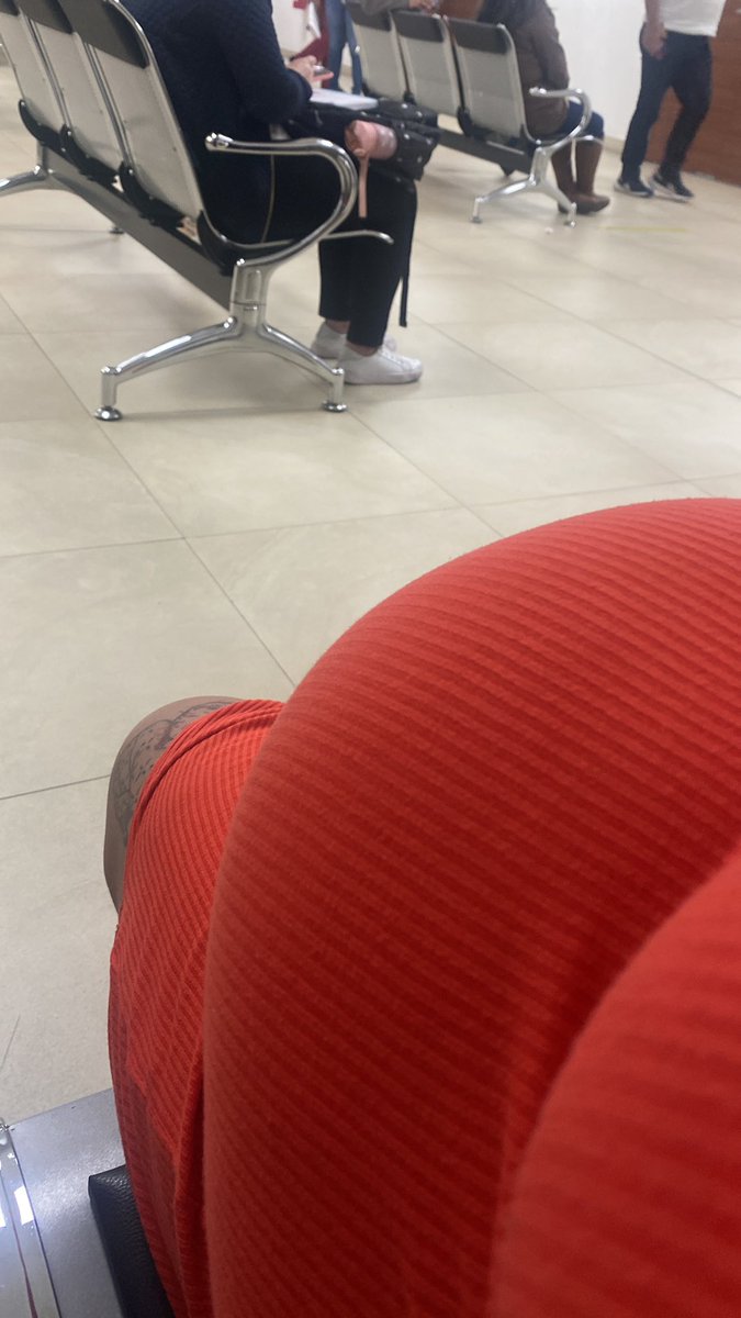 Ayer un juez me dijo q si podía pararme embarazada podía hacer la audiencia, hoy, la negligencia del sistema me hace acudir al complejo y no dan respuesta! Saben, si bien las abogadas somos lo máximo, a veces tb somos vulnerables y los abusos de ciertos funcionarios dan asco!