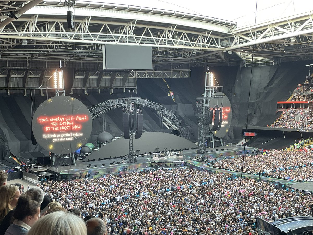 slippers76's tweet photo. #ColdplayCardiff https://t.co/ApCrHp9DPu