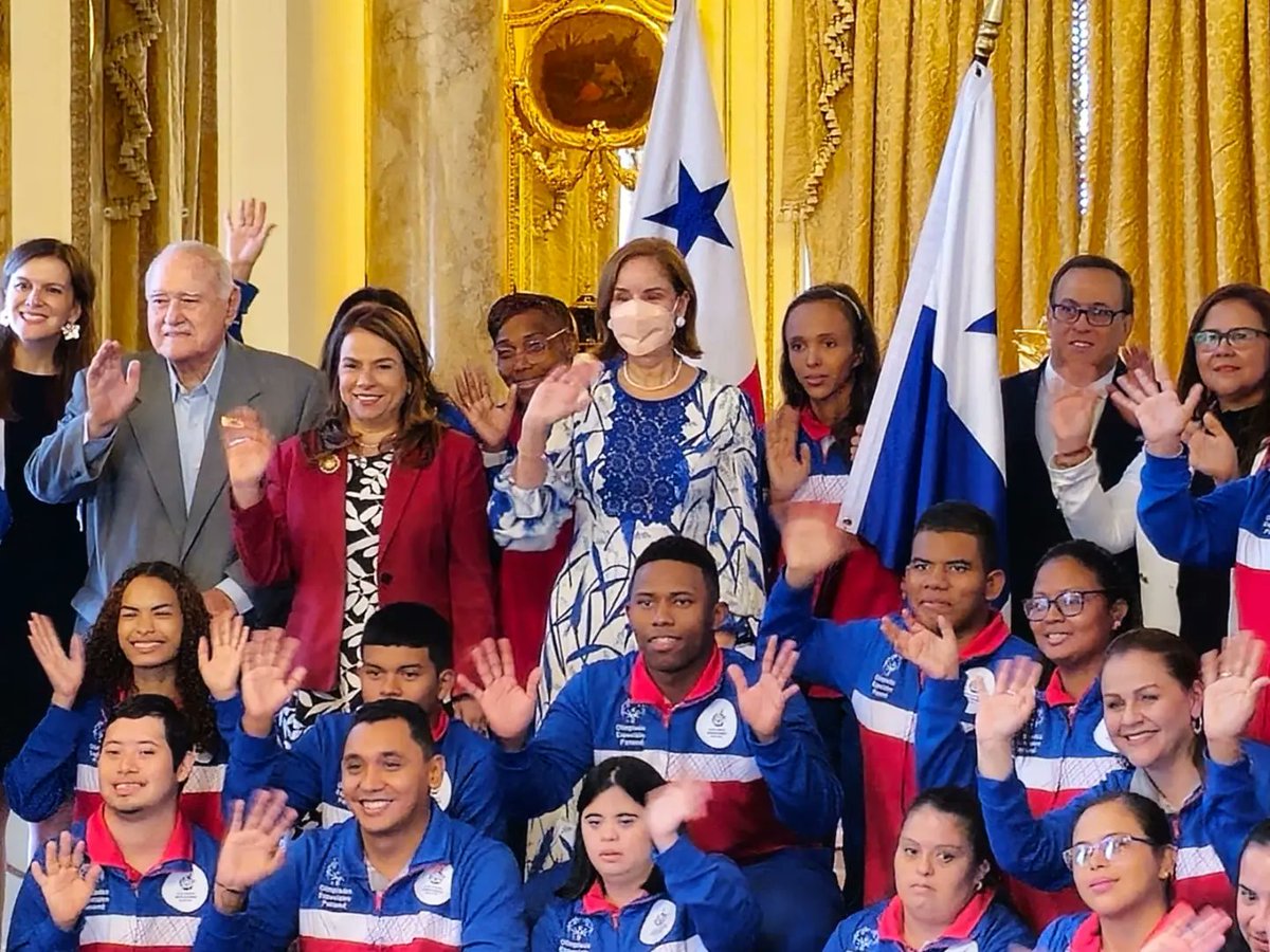 #Deportes | La Primera Dama <a href="/yazcortizo/">Yazmín de Cortizo</a> entregó el Pabellón Nacional a la delegación de Olimpiadas Especiales que nos representará  en los Juegos Mundiales de Verano en Berlín, Alemania. 
📸 <a href="/SenadisPma/">SENADIS Pmá</a>

#RadioPanama