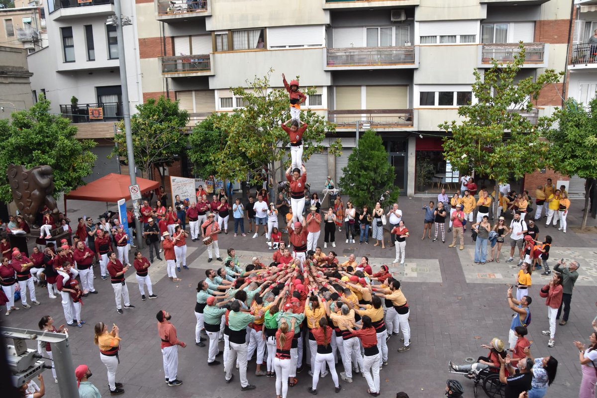 CastellersdeMiR's tweet photo. Encara amb ressaca emocional per la nostra diada acompanyats de @collamicaco @CastellerMollet @capgiratscdv ♥️🖤🤍
La nostra diada va consistir amb: 
Pd4 cam
3d6a
2id2d6
4d6
3d6
Pd5
2 Pd4 simultanis https://t.co/b8l97L8TmD