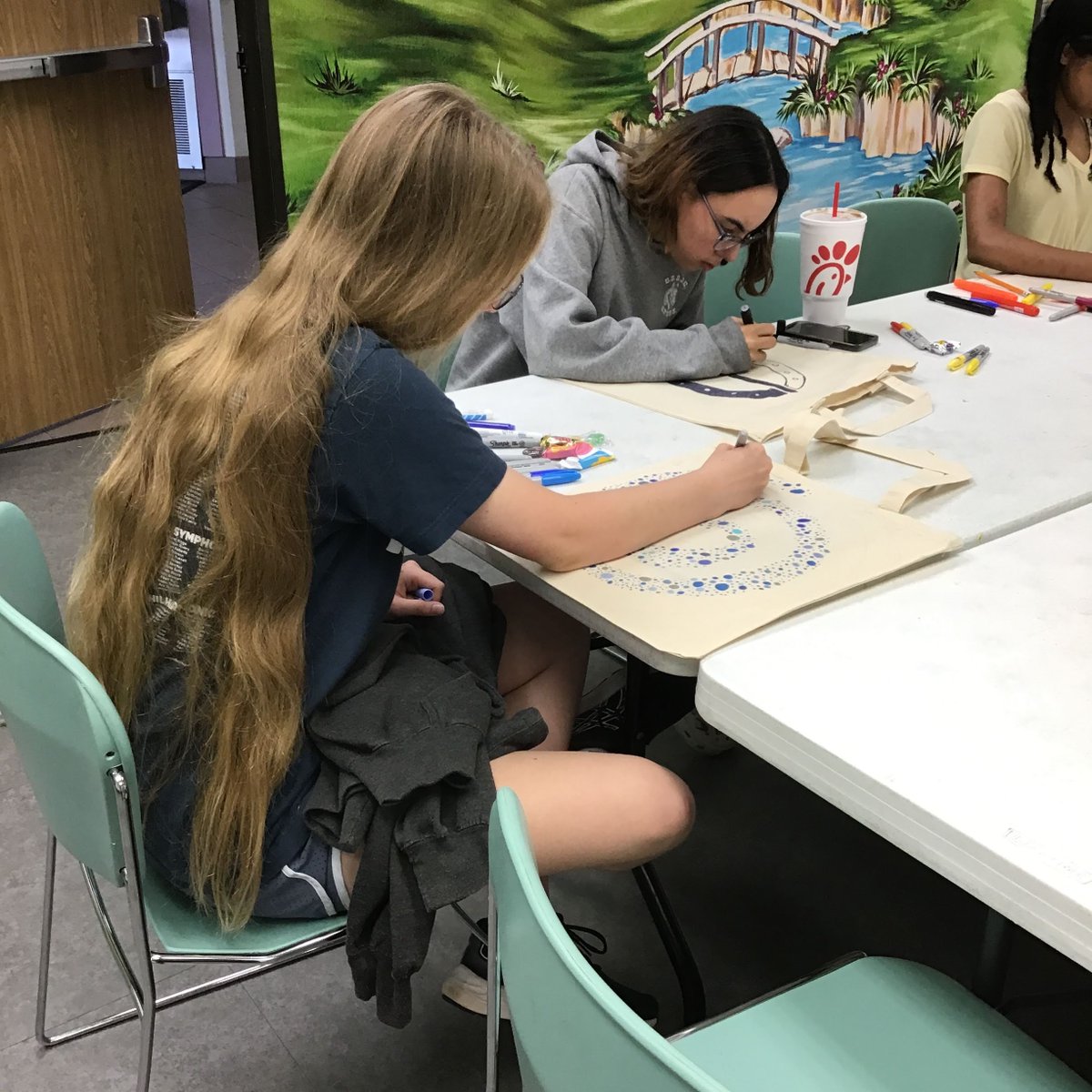 AtascocitaLib's tweet image. Yesterday, teens and adults created awesome book bags! At the end of the week, they will do battle at the Nerf Party on Friday at 6:30pm. Nerf Party II is for adults and teens and requires permission slips that are available at the front desk. #hcplteens #hcpladults #hcplsrp2023