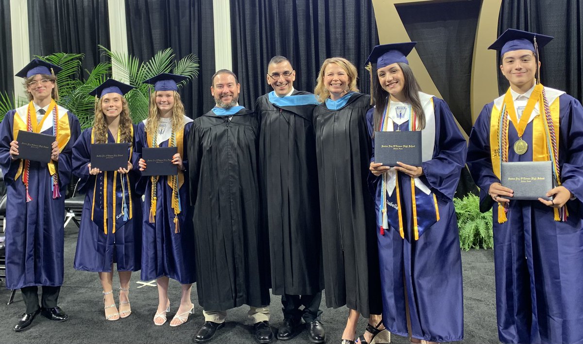 OCRobMartinez's tweet photo. Congratulations to the @NISDOConnorHS class of 2023 we’re awfully proud #OCProud #OCGrads https://t.co/hawW6IwWUf