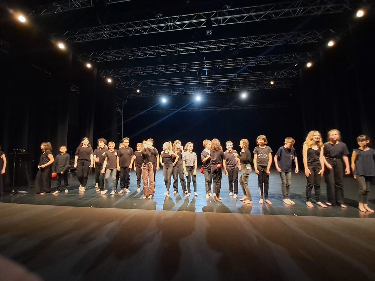 clguzerche's tweet photo. PROJET EAC  spectacle"un langage singulier" avec les élèves de CM2 de l'école de Salon la Tour et les élèves de 6e du collège d'uzerche. Projet de théâtre, de découverte de la langue des signes et de l'histoire des sourds. Beaucoup d'émotions ce soir ! @UzercheLaPerle @aclimoges https://t.co/4q6D5lvrSx