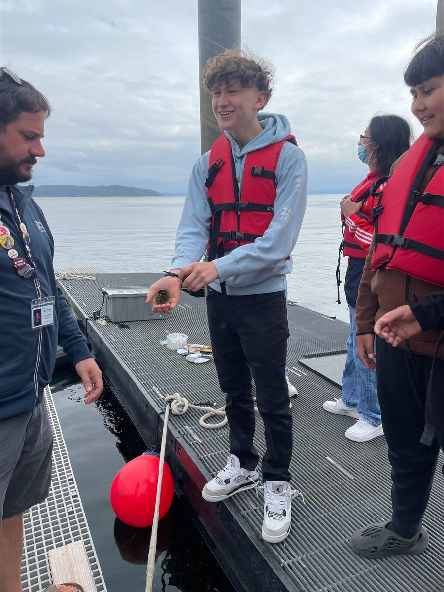 LeschiSchools's tweet photo. Our 9th grade biology students recently went on a field trip to Point Defiance Park where they fed salmon, observed marine animals living under the dock, surveyed plants/trees, and went for a hike.
#FutureBiologists #CreatingOpportunities https://t.co/b6CSeXUvYE