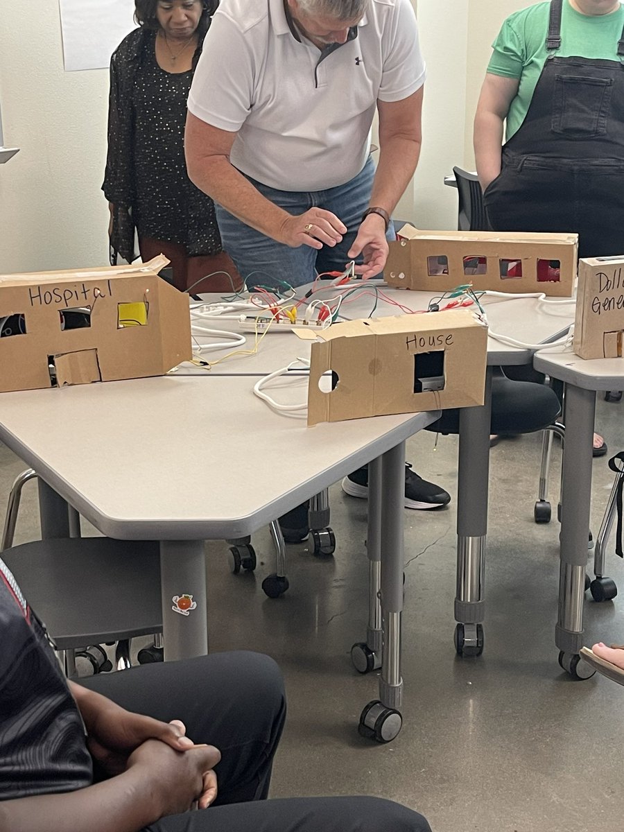 mrshilbs11's tweet photo. What are you curious about today?  Today, FWISD high school science teachers explore modeling power outages with power strips, batteries, wires, and lights to help students figure out explanations of phenomena! #FWISDScienceFramework @benzenering10 @CarminiaGonz @CharlieGarciaFW https://t.co/lKJw4mPmPd