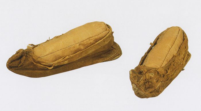 JustHistoryPost's tweet image. A pair of silk shoes made in China between 960-1279. Made from a yellow luo gauze, they were designed for bound feet and are thought to be the earliest surviving pair for the purpose. Held @cnsilkmuseum #fashion #WomensHistory #China